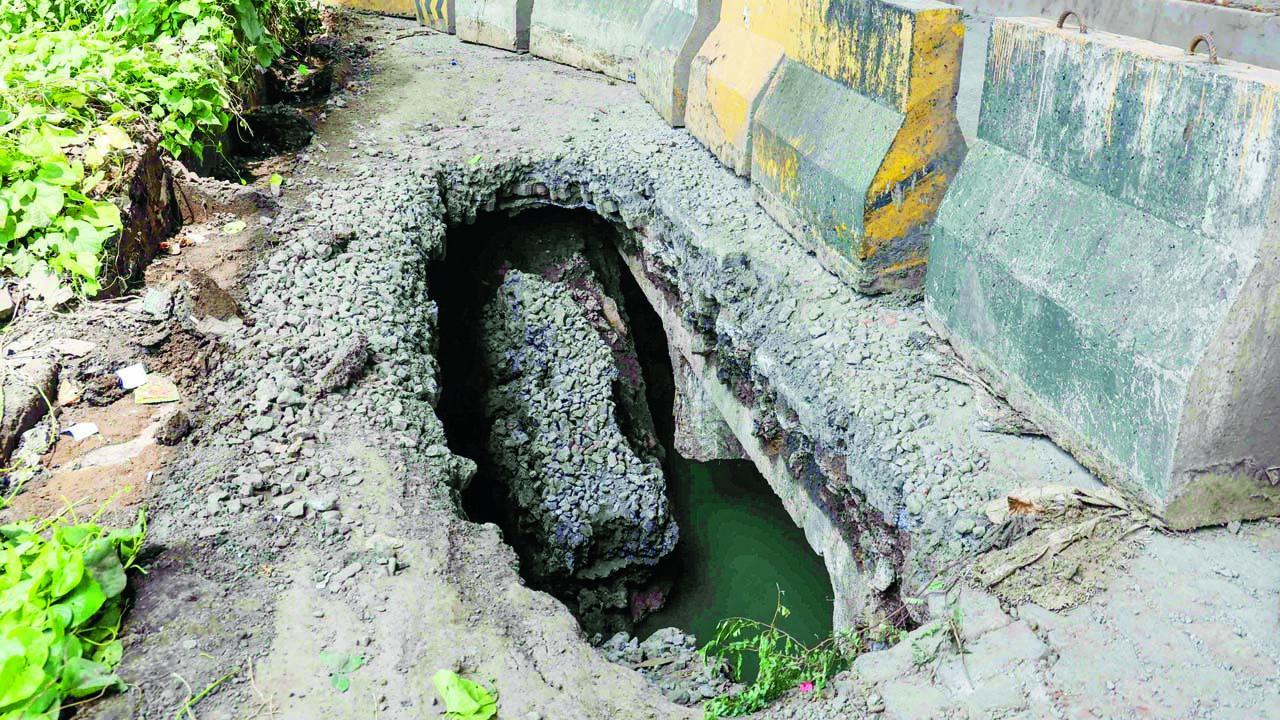 શિવડીથી અટલ સેતુ જવાના માર્ગ પર પડેલા ખાડાનો ફોટો જોઈને લોકોએ રસ્તો સ્પેસ ટેક્નૉલૉજીથી બનાવાયો હોવાની ઠેકડી ઉડાડી હતી.